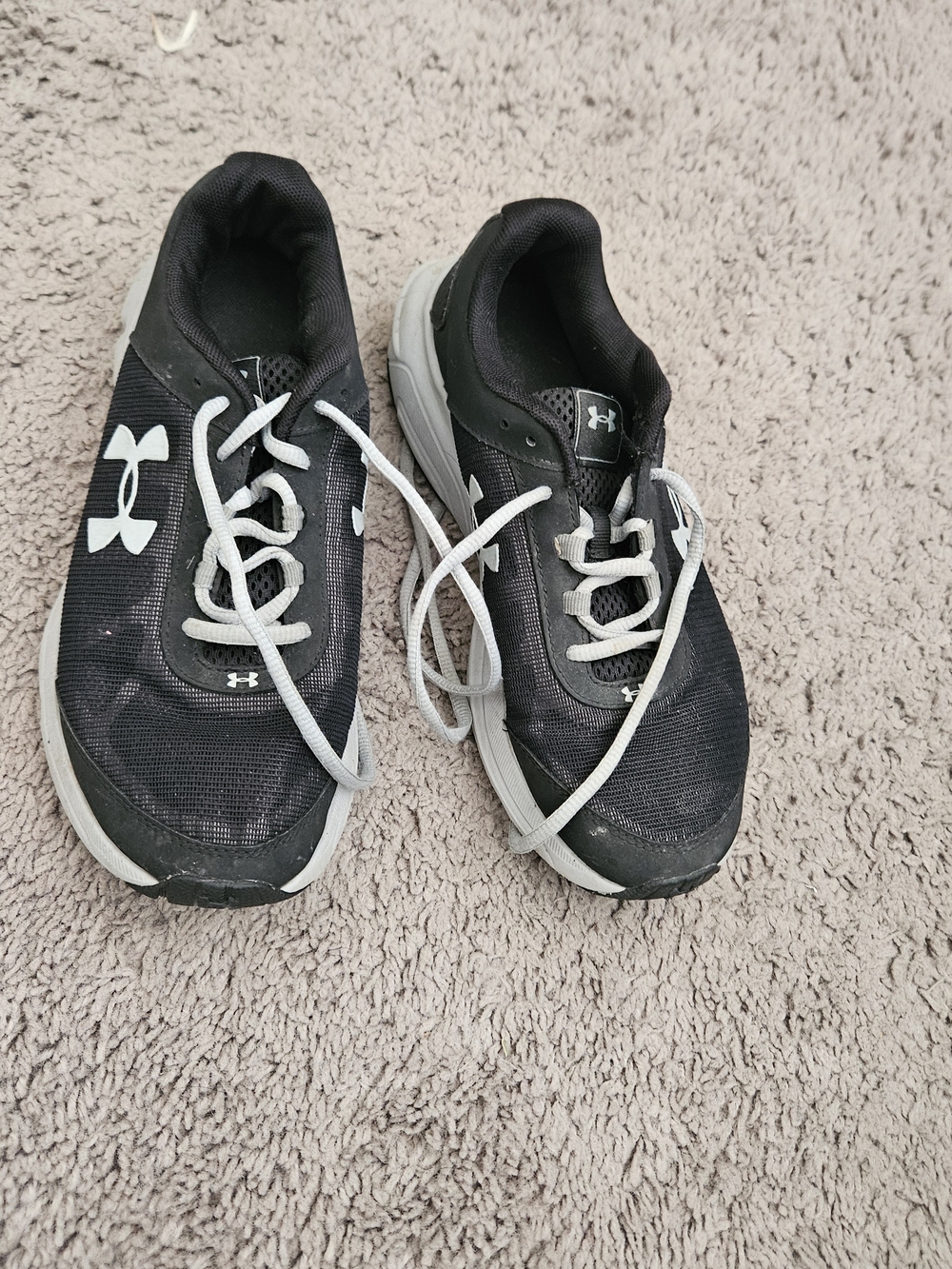 Under Armour Black Athletic Trainer with White Label